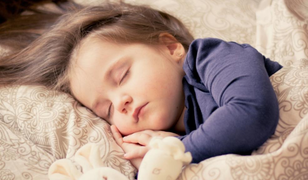 5 expert tips to help parents adjust baby sleep schedules when the